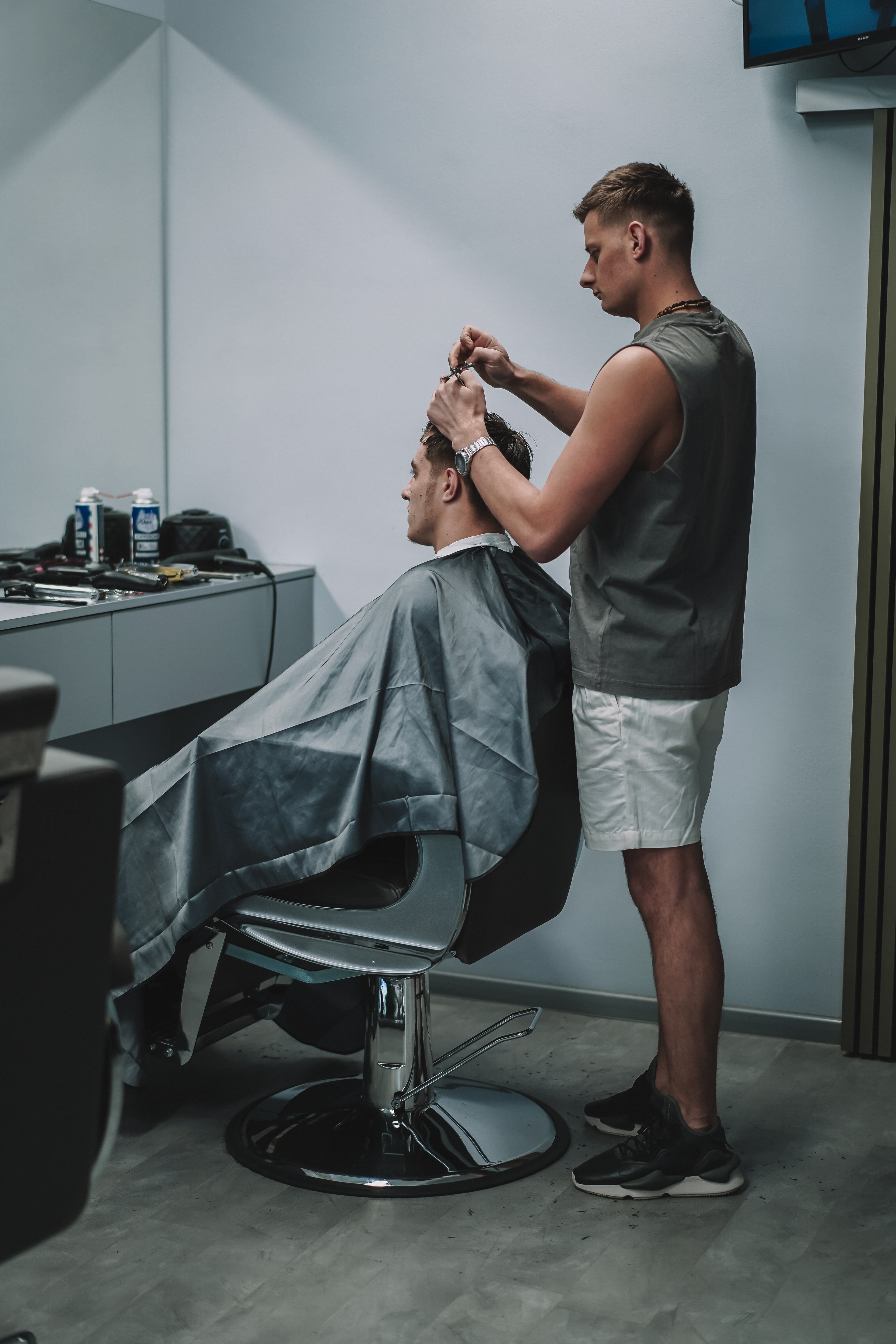 Men's haircut at Flash Barbershop Prague — premium haircut